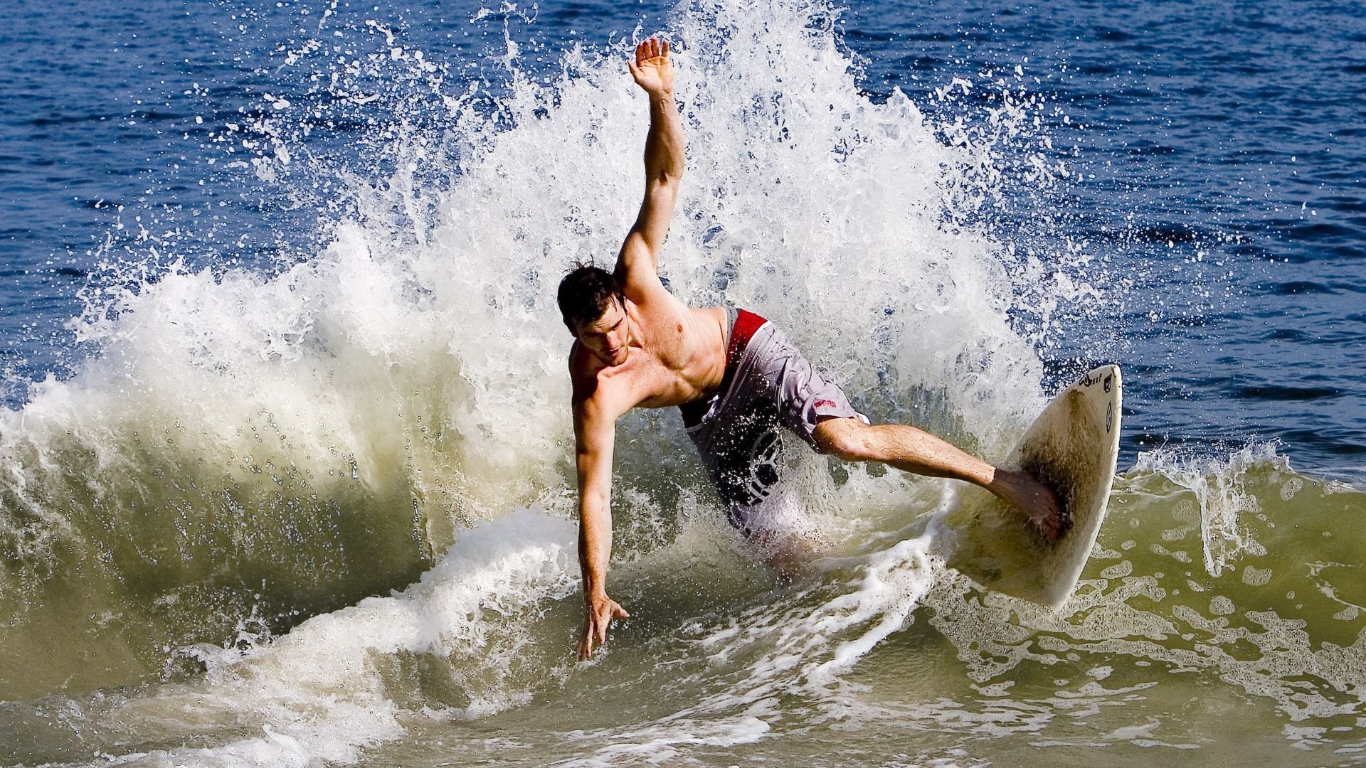 “东桃花岛缆绳滑水：速度与自由的极致展现”